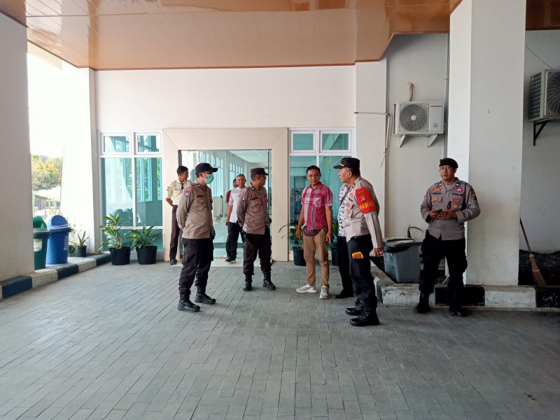 Foto Suasana Siaga Kabag Ops Polresta Mataram, Kompol I Gede Sumadra Kerthiawan, S.H., M.H. dalam Memimpin 111 personel Satgas Operasi Mantap Praja Rinjani 2024 di Rumah Sakit Provinsi NTB (Sumber Foto: Humas Polresta Mataram)